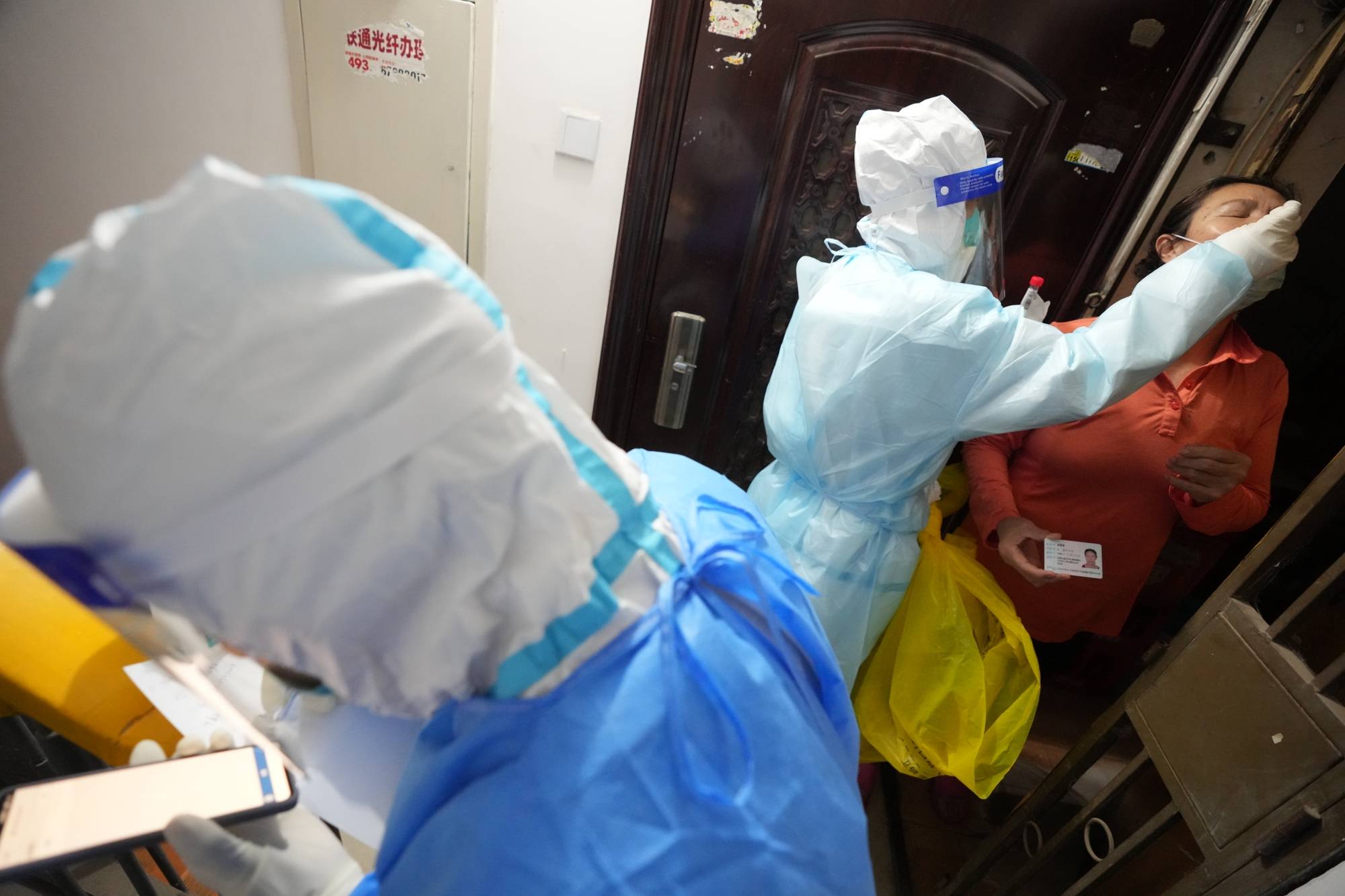 北京一小区居民集中转运隔离(北京跨省120转运病人)