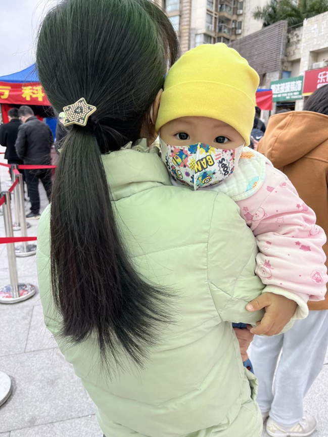 萌娃1年半做59次核酸(小孩做55次核酸)