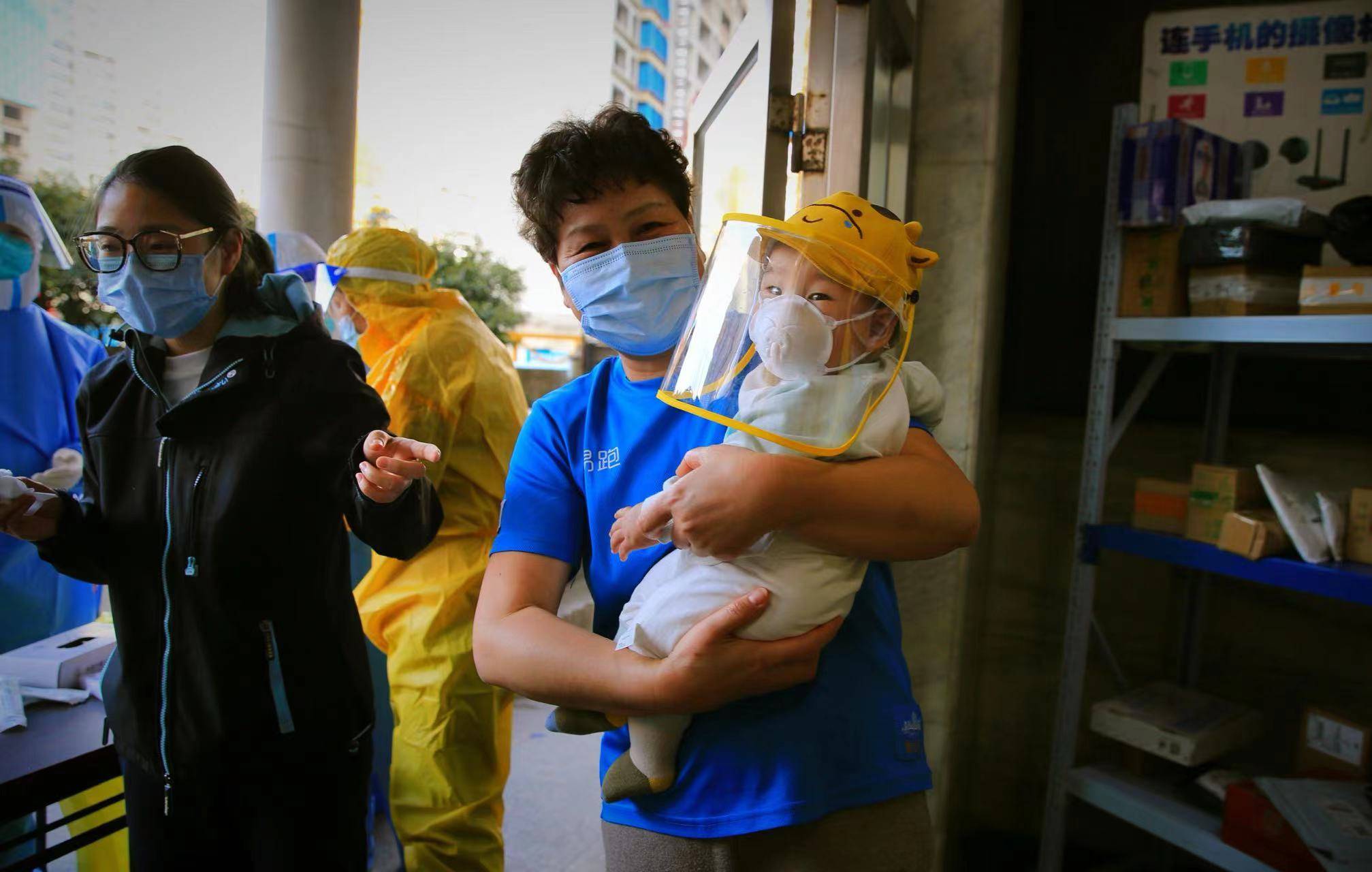 萌娃1年半做59次核酸(小孩做55次核酸)