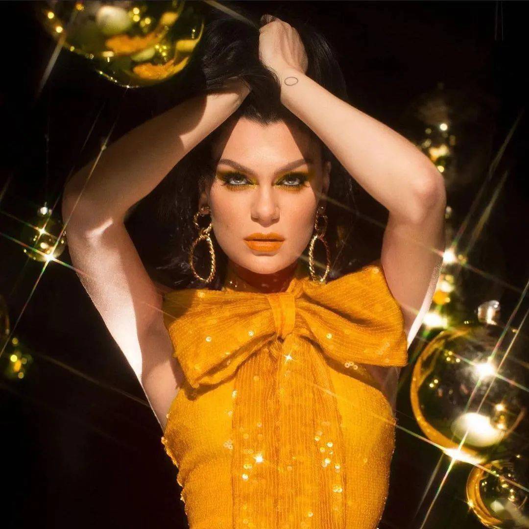 捷克女歌手故意感染新冠后去世(捷克歌唱家)