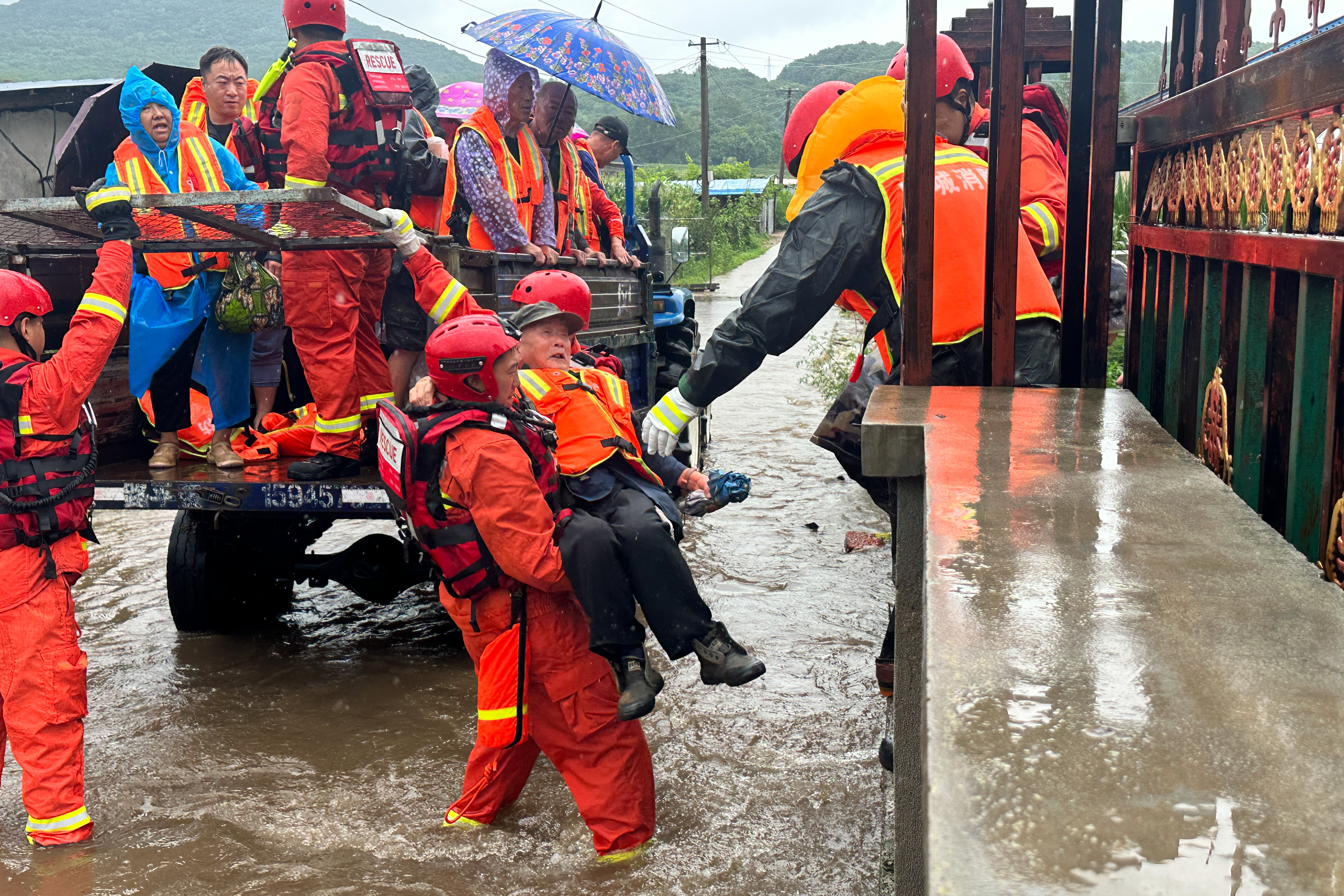 河南挺住!驰援洪灾爱心行动(河南洪水驰援) 河南挺住!驰援洪灾爱心行动(河南洪水驰援)